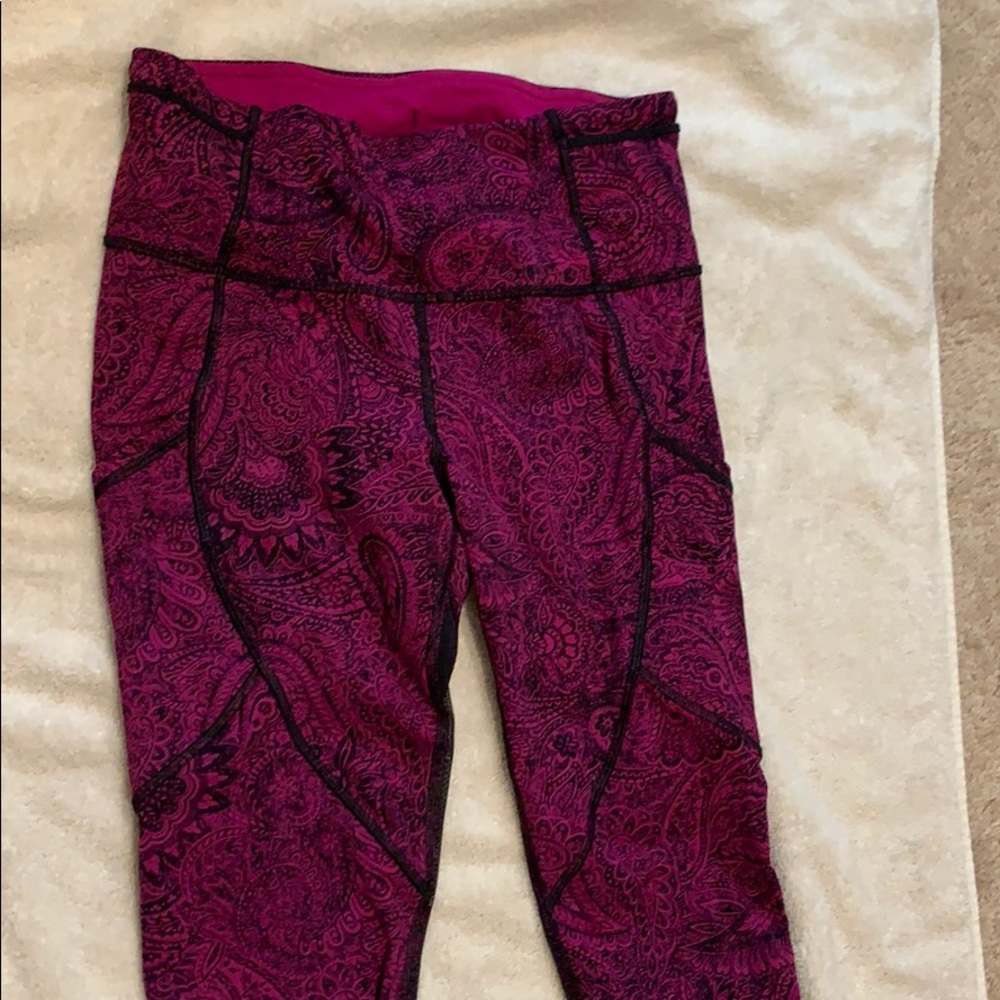 Lululemon Outrun 17" Crop. Antique Paisley Deep Fuschia Black / Black
